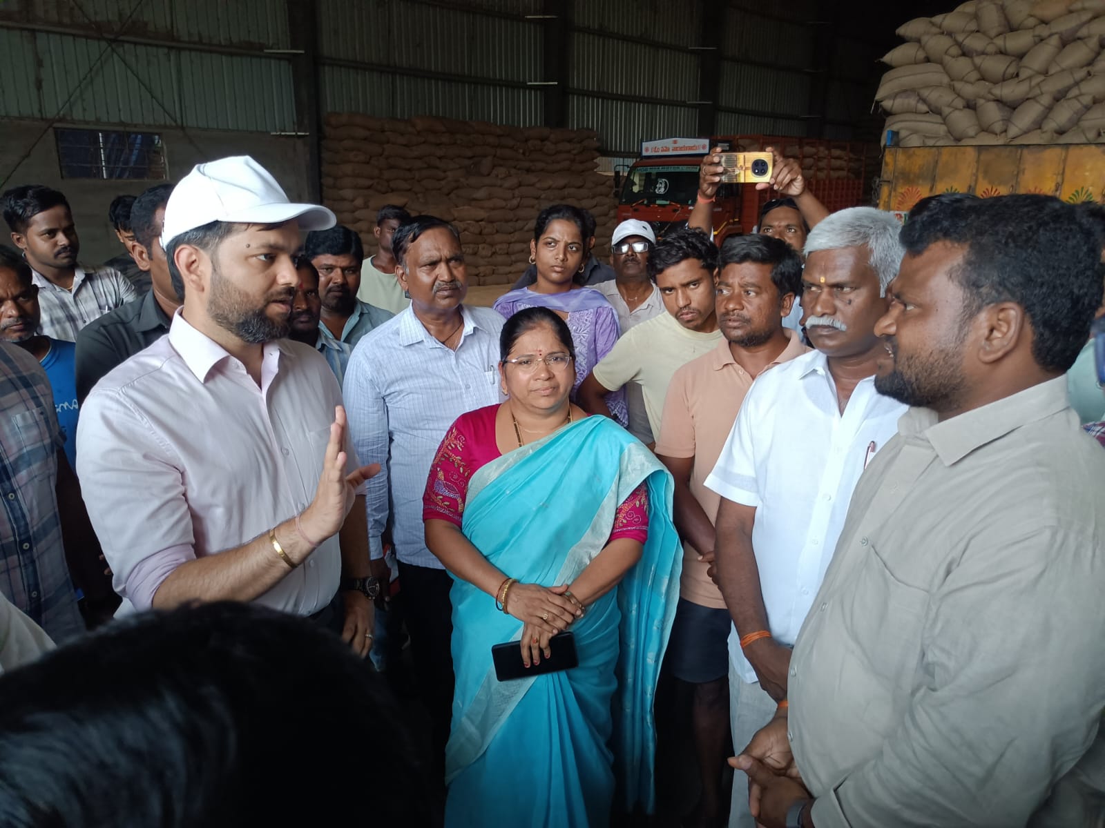 వరి కొనుగోలు కేంద్రాలను ఆకస్మికంగా తనిఖీ చేసిన జిల్లా కలెక్టర్ దీపక్ తివారి