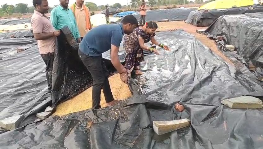 అన్నదాత గోస… కదలని ధాన్యం బస్తాలు!