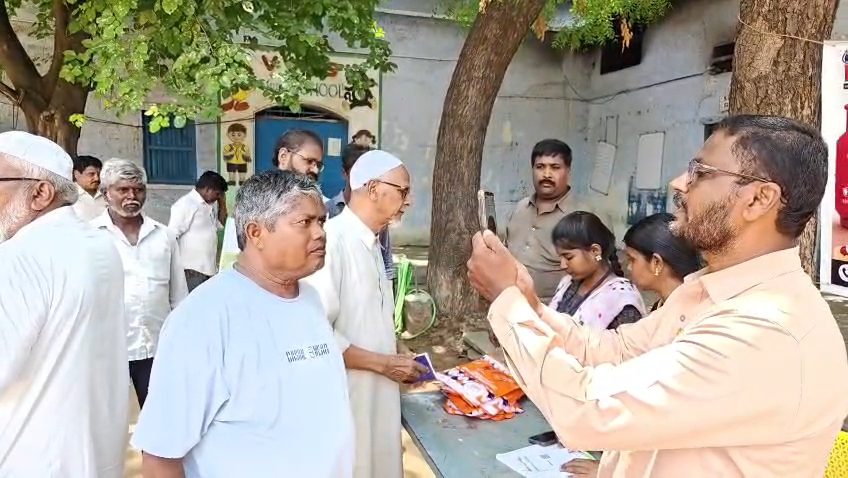 గ్యాస్ సరఫరా నిలిచిపోకుండా ఉండాలంటే తప్పనిసరి ఈ-కేవైసీ..  గ్యాస్ నిర్వహకులు రాజేష్