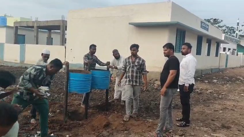 అభివృద్ధి లేకపోయినా పరిశుభ్రత కోసం మేమే ముందుకొచ్చాం”  – కౌన్సిలర్ జావిద్